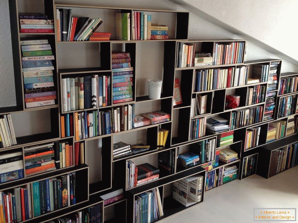 Високі полиці для книг