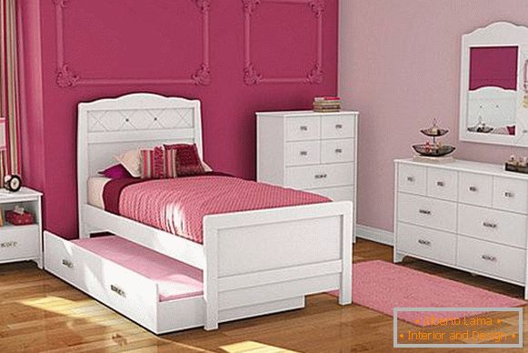 Дизайн дитячої в білому і рожевому кольорі