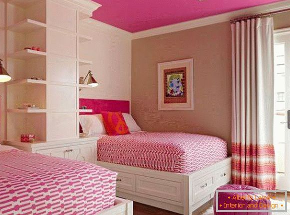 Дизайн рожевої спальні для двох дівчаток