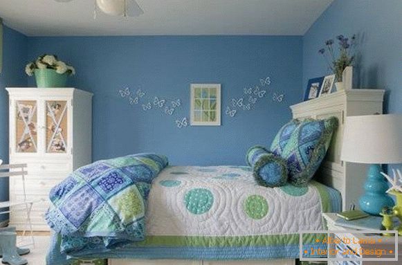 Дитяча кімната в блакитному кольорі