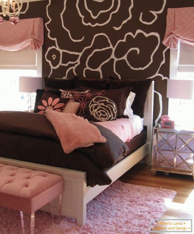 Рожевий колір в коричневій спальні