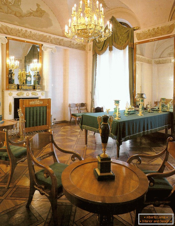 Обідня кімната в ампір стилі в великому заміському котеджі на півдні Франції.
