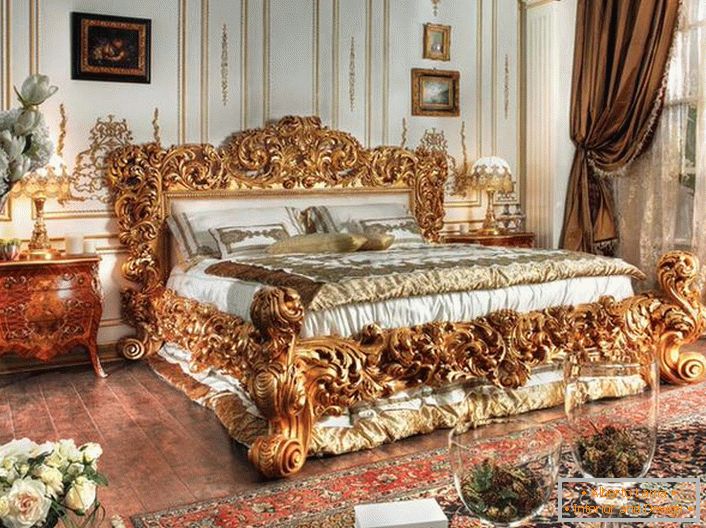 Шикарна ліжко виконане в кращих традиціях стилю ампір. Масивні спинки ліжка з різьбленого дерева благородного золотого кольору виділяються на тлі інших деталей інтер'єру.