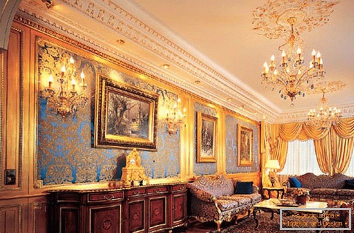 Вітальня в будинку великої французької сім'ї. Стиль ампір в гостьовій кімнаті демонструє статус господарів будинку. Королівські, дорогі апартаменти цікаві правильним поєднанням деталей. Ліпнина на стінах, світильники, люстра і ламбрекени золотого кольору гармонійно виглядають в загальній картині інтер'єру. 