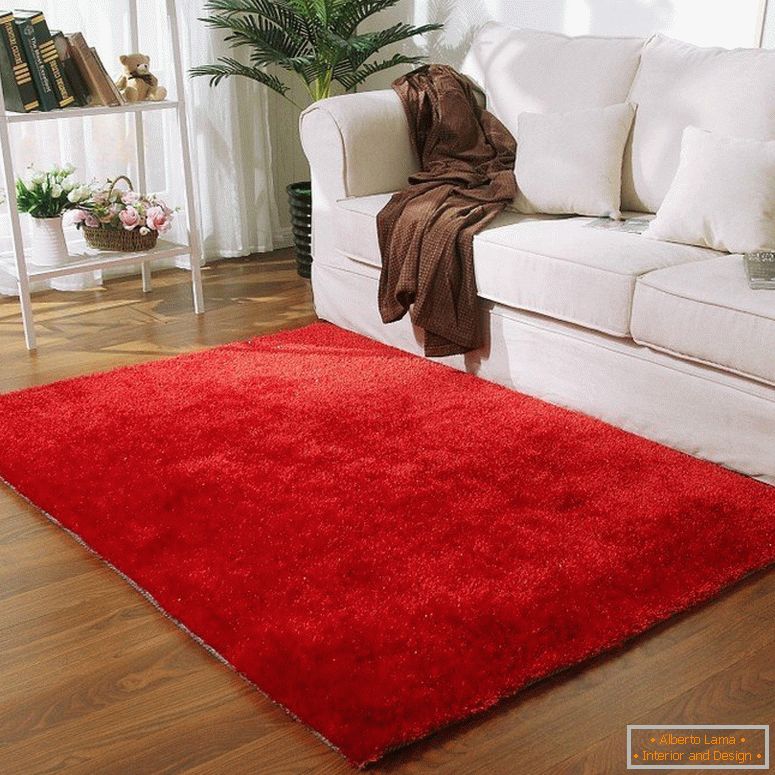 Червоний килим перед білим диваном