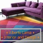 Різнобарвний килим поруч з диваном