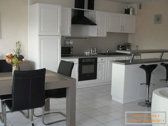 кухонні меблі в чёрно-белых тонах в дизайне квартиры студии