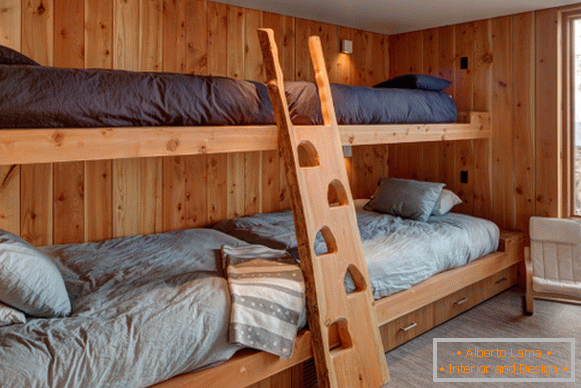 Саморобна двох'ярусна ліжко з дерева