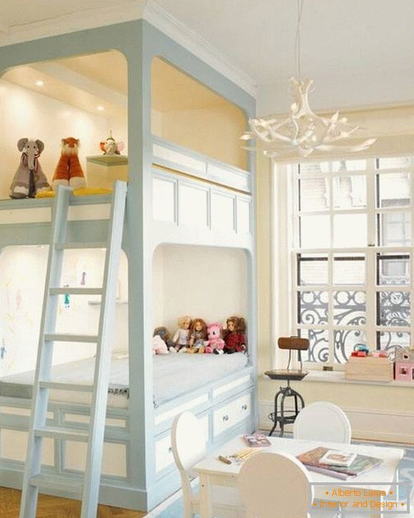 Красива кімната для дівчаток з двоярусною ліжком