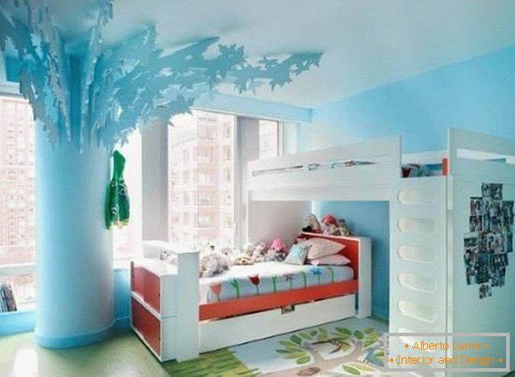 Двоповерхове ліжко і дерево в кімнаті для дівчаток