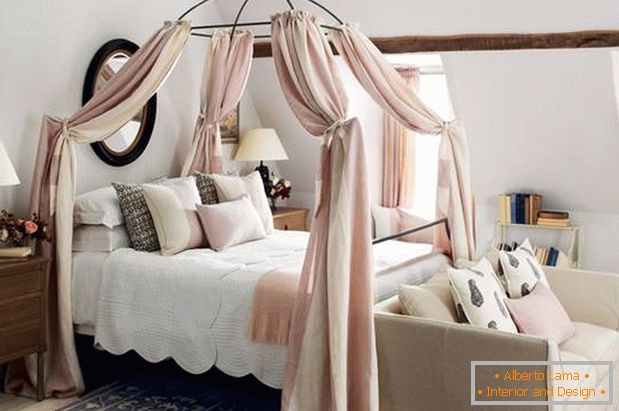 Красива спальня в кремових відтінках
