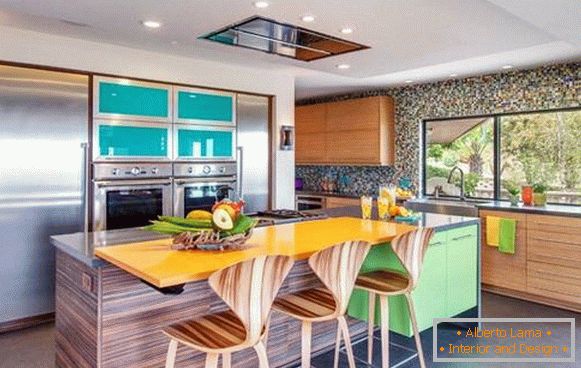 Незвичайна меблі та яскравий декор в дизайні кухні