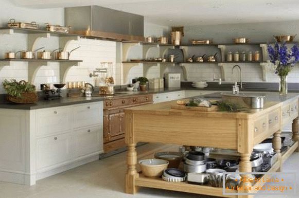 Відкриті полиці мідний посуд в дизайні кухні