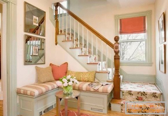 Килимова обробка сходів в будинку - фото з передпокою