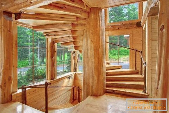 Дизайн дерев'яних сходів в дерев'яному будинку за містом