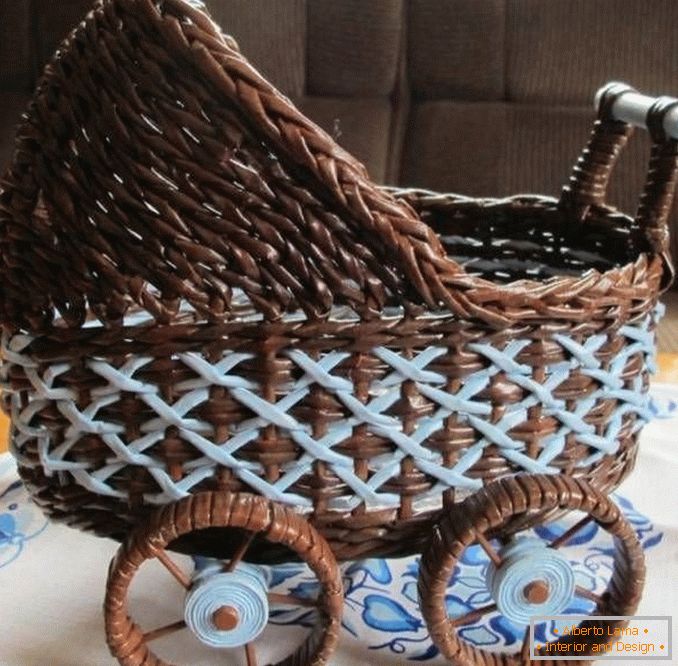 Подделка- коляска з плетеної паперу