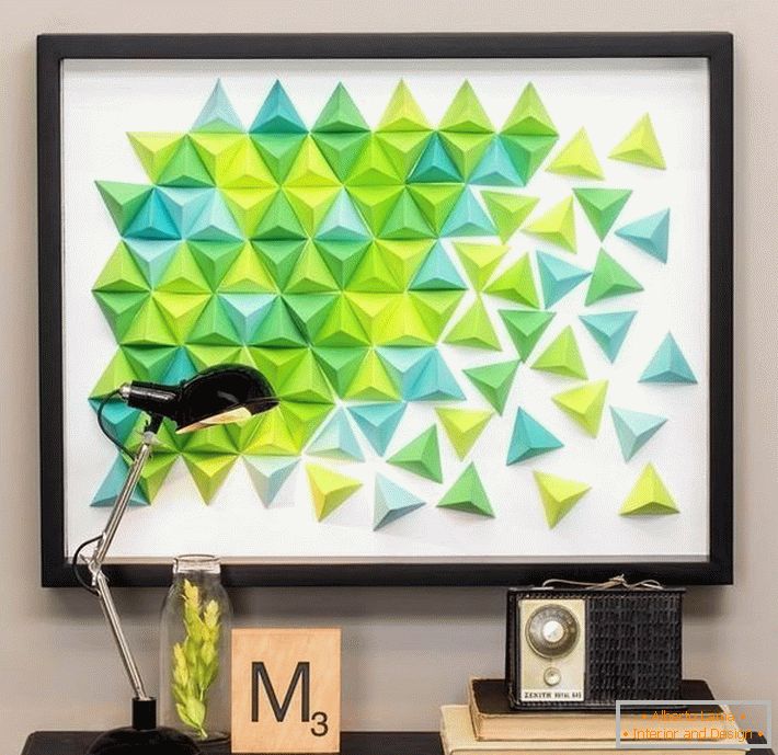 Панно орігамі з кольорових трикутників