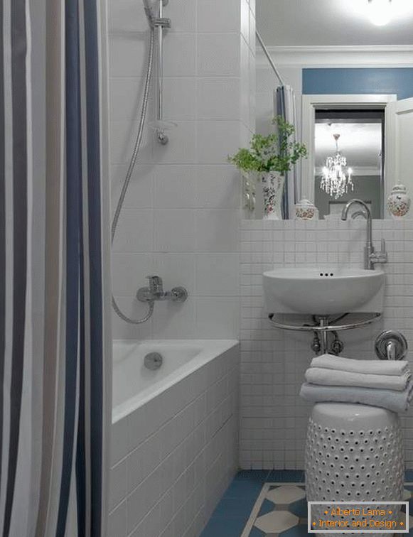 Красиві маленькі ванні кімнати - фото в білому і синьому кольорі