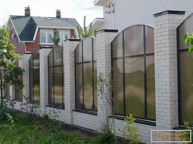 фото паркан для приватного будинку з полікарбонату