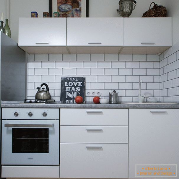 Компактна кухня в білому кольорі