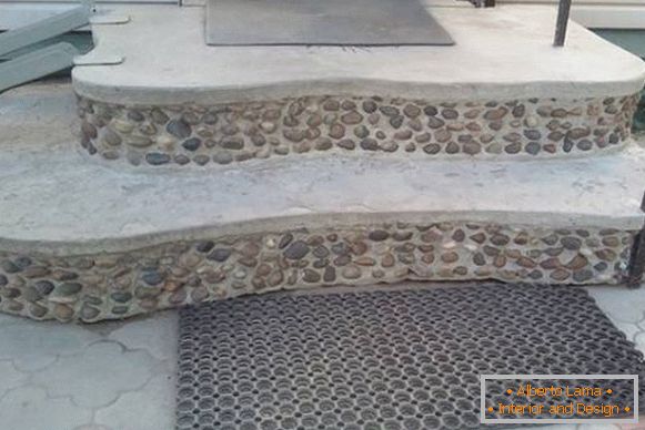 Незвичайна обробка ганку з бетону дрібними камінчиками