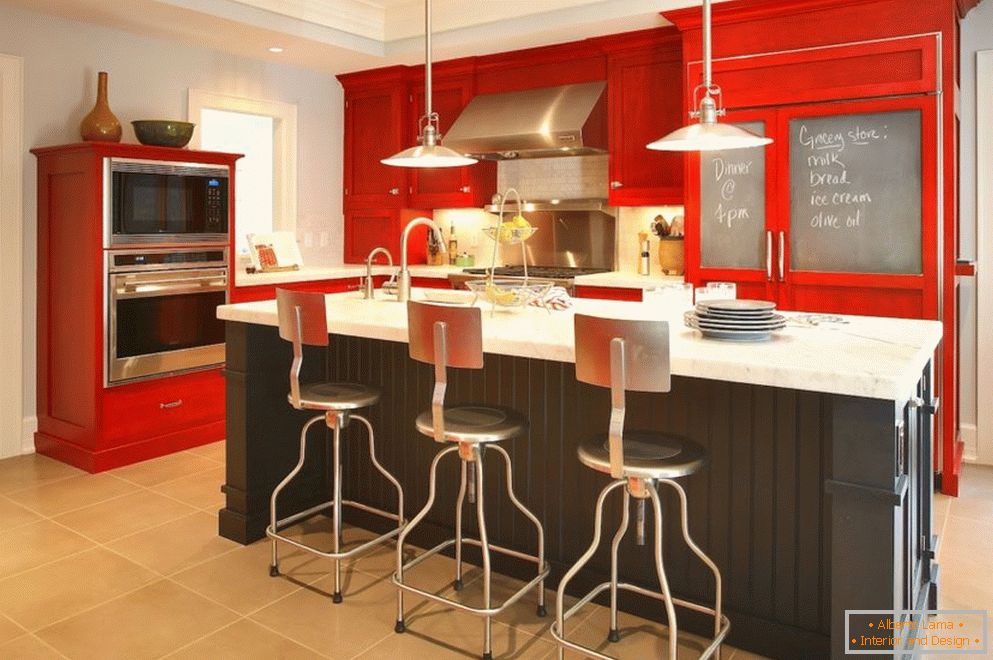 Багаторівневий стеля на кухні з червоною меблями
