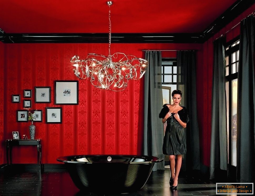 Чорна ванна в червоній кімнаті