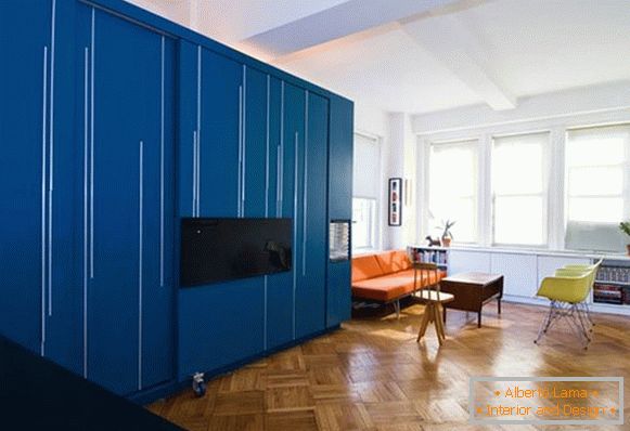 Креативний інтер'єр квартири в синьому кольорі