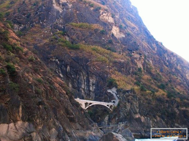 Вид на Ущелина стрибає Тигра (Ліцзян)
