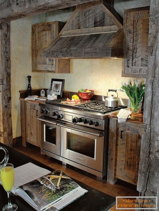 Кухня з дерева в сірих тонах