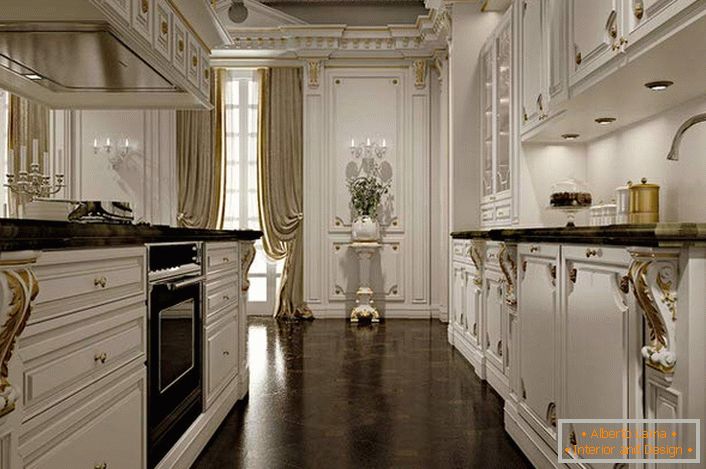 Шляхетний інтер'єр кухні в біло-золотих тонах свідчить про добрий смак власника будинку. 
