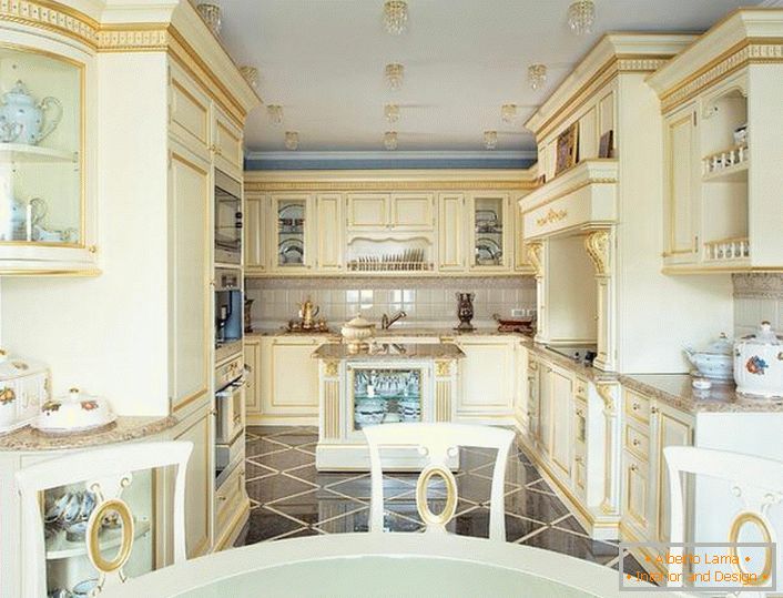 Ніжне, тонке поєднання блідо-блакитного і молочного кольору на кухні в стилі бароко.