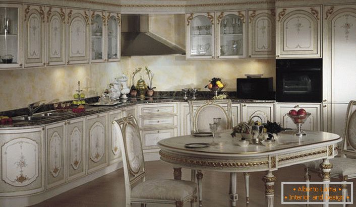 Вбудована техніка робить інтер'єр кухні в стилі бароко.
