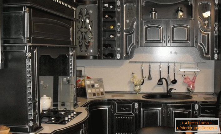 Кухонний гарнітур чорного кольору в стилі бароко зроблений з цінних порід дерева. 