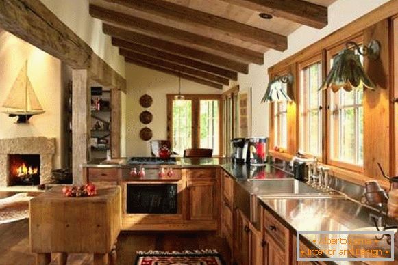Кухня в стилі кантрі з дерев'яними меблями