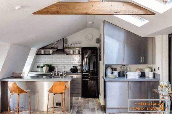 Біла кухня лофт з дерев'яною підлогою і балками
