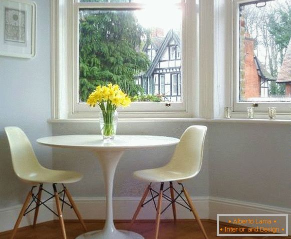 Культовий білий стіл Saarinen Tulip