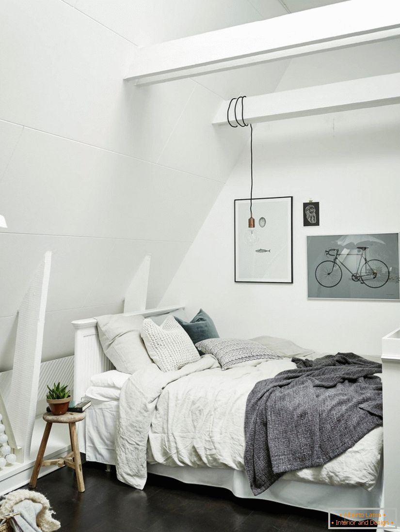 Білосніжна спальня будинку в Швеції