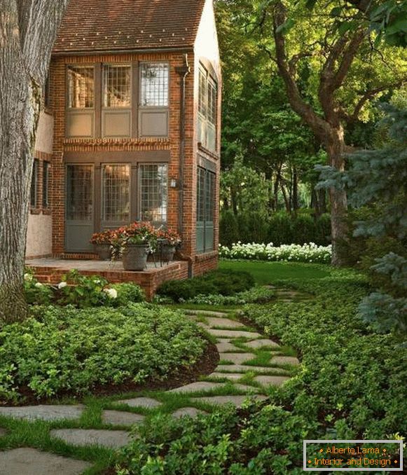 Ландшафтний дизайн заміського будинку - красиві садові доріжки