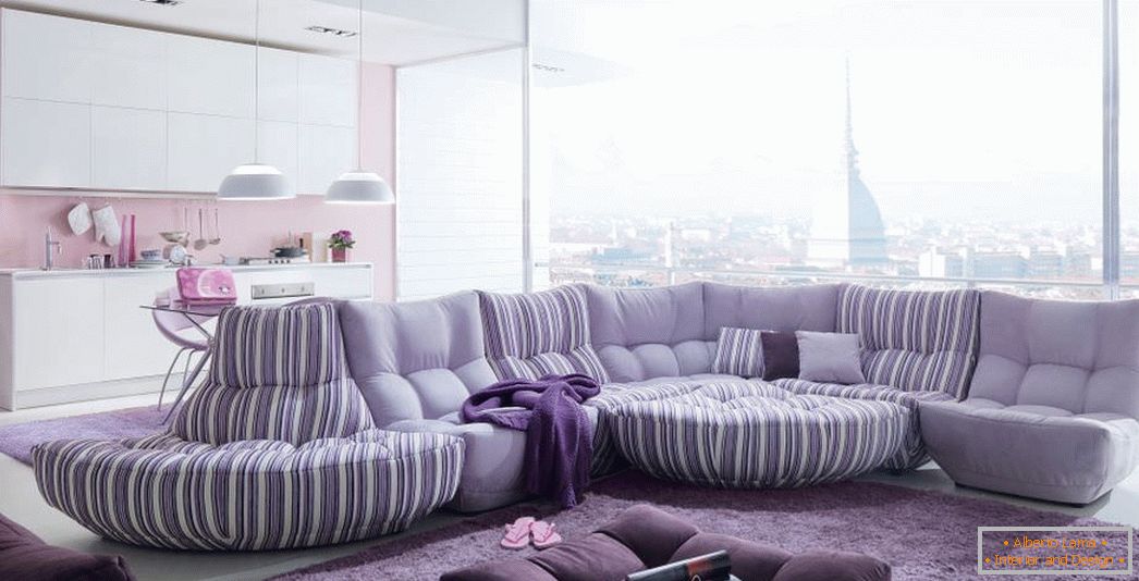 Великий диван в вітальні лавандового кольору