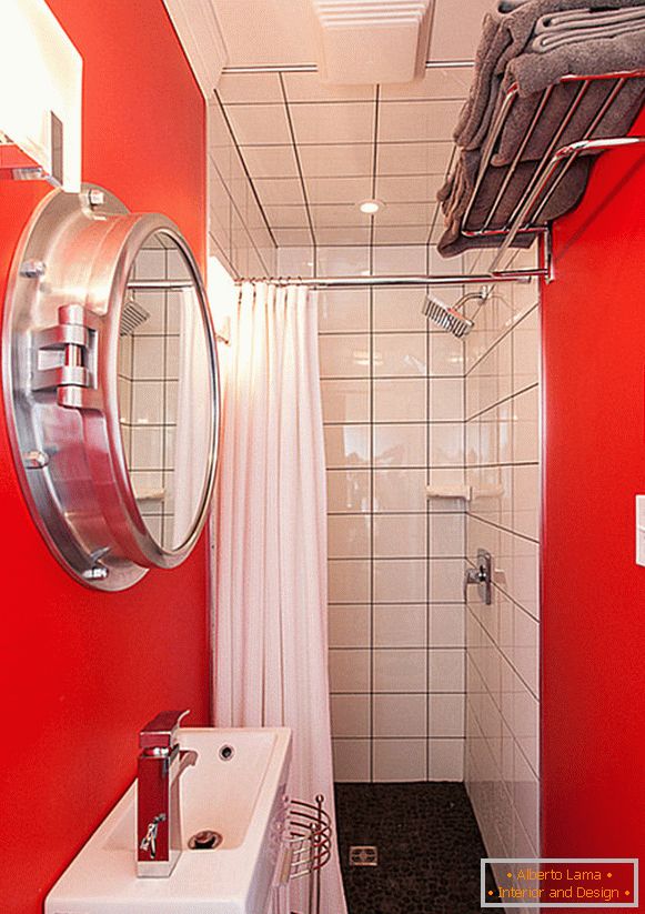 Яскрава червона обробка невеликої ванної кімнати