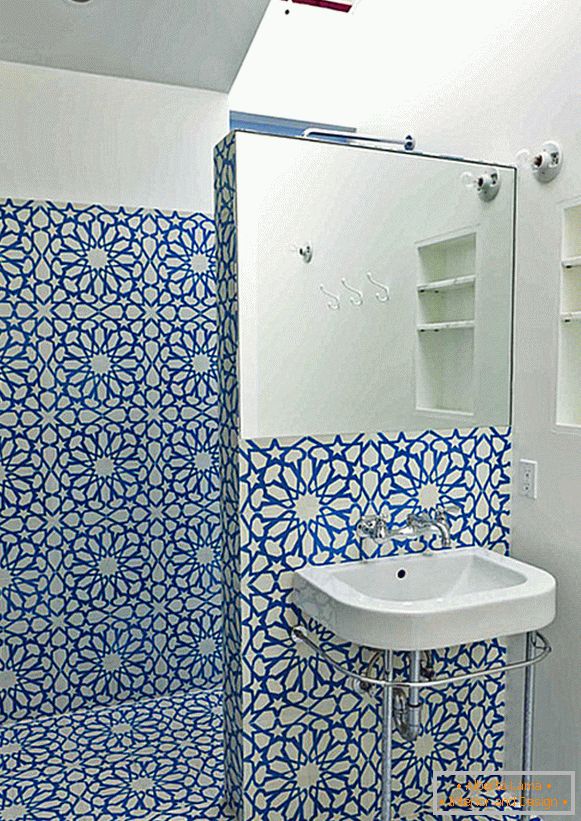 Синій квітковий візерунок на стіні у ванній