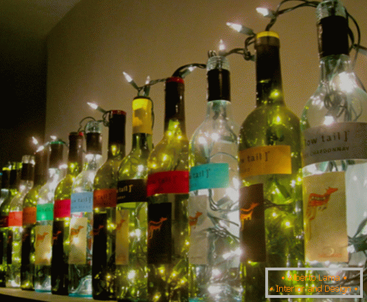 Новорічний декор з пляшок і гірлянди