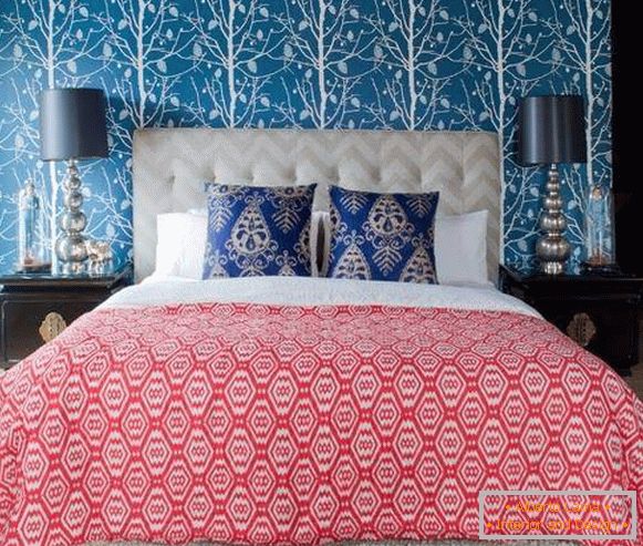 Яскраво-сині шпалери в дизайні спальні 2016