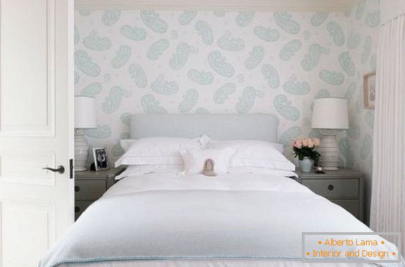 Дизайн шпалер для спальні в білому і блакитному кольорах
