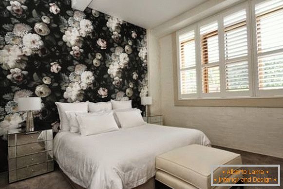 Два види шпалер в інтер'єрі спальні - стильний дизайн фото