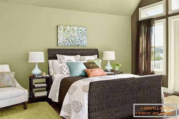 Дизайн спальні в тропічному стилі - зелені шпалери