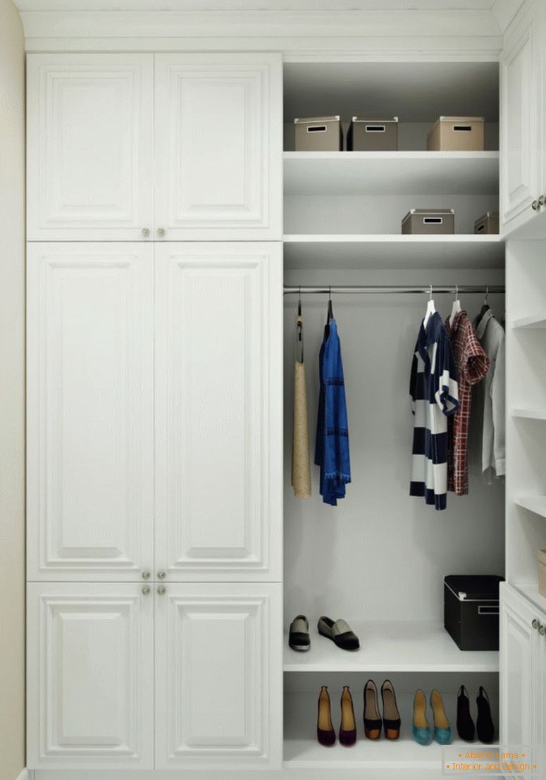 маленька-гардеробна-3-кв-метра-з-білими-шафами