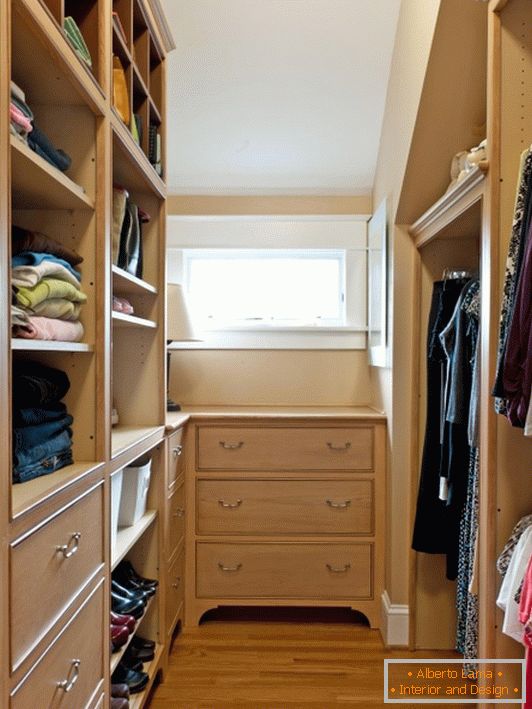 Маленька гардеробна кімната з дерев'яними меблями