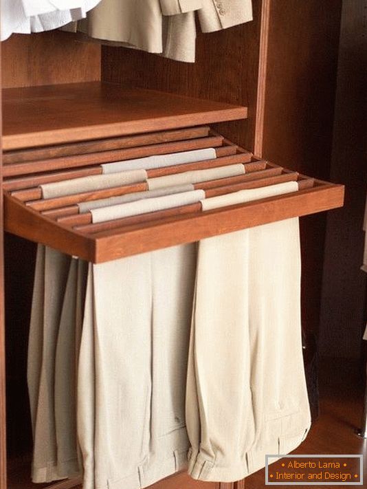 Ідея для зберігання брюк в гардеробній